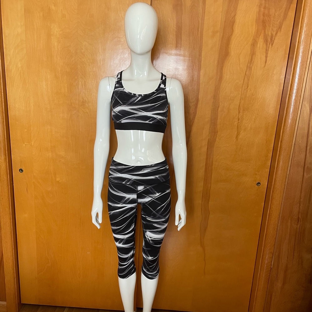 Victoria’s Secret Sport The Player Sports Bra Medium & Knockout Capri Small